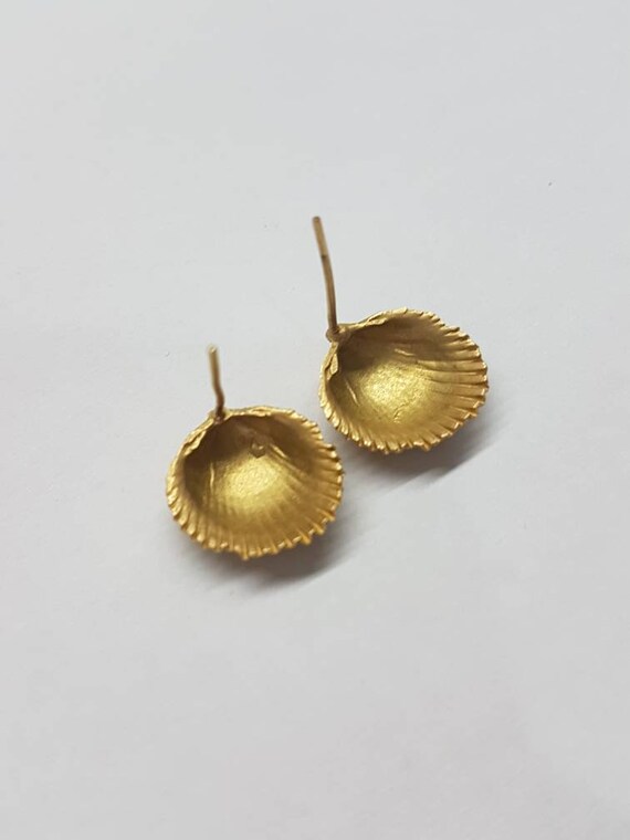 gold shell stud earrings