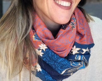 Écharpe foulard tube pour femme en maille bleu marine et tissu chic coloré orange et fleuri. Snood double tour de cou. Cadeau France, Nice