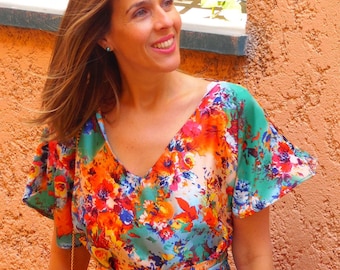 Abito da invitata a un matrimonio, abito in raso stile kimono di media lunghezza, elegante abito da cocktail, tessuto in raso stampato con fiori multicolori su sfondo verde