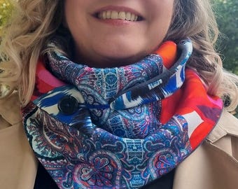 Scarf with a colorful print. Viscose satin neck warmer – Upcycled button – Gray wool felt lining. Autumn outfit