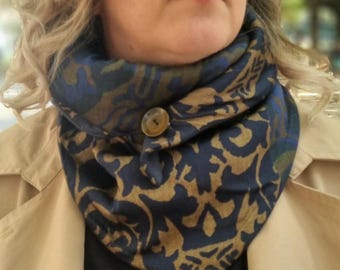 Triangular neck warmer in cashmere-print viscose – Single upcycled button – Wool felt lining. Autumn outfit