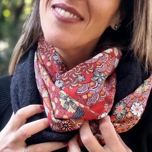 Sciarpa da donna SNOOD, realizzata in tessuto giapponese con motivi geometrici e floreali. Un accessorio ideale e un'idea regalo di Natale per gli amanti del Giappone.