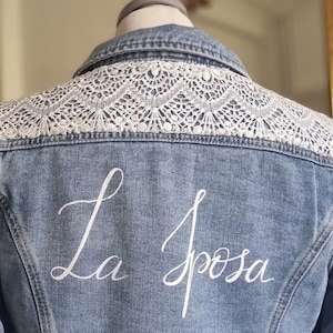 Giacca da sposa in denim personalizzata, giacca da sposa in denim e pizzo. Schiena dipinta a mano opzionale. Prodotta in Francia.