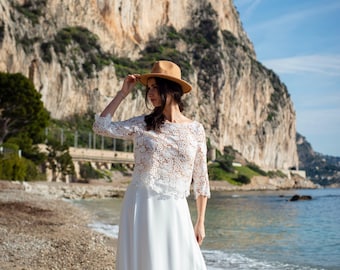 Long ivory crepe and chiffon wedding skirt in a boho chic style. Two-piece bridal ensemble. Custom-made in France.