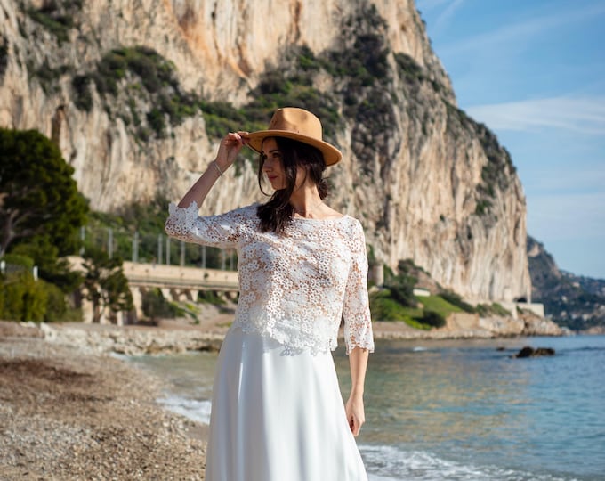 Long ivory crepe and chiffon wedding skirt in a boho chic style. Two-piece bridal ensemble. Custom-made in France.