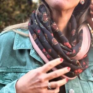 SNOOD femme imprimé fleurs sur fond noir et maille douce en coton vieux-rose, écharpe infinie à offrir pour cadeau maman