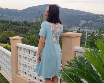 Robe cocktail pastel forme trapèze avec dos nu en dentelle