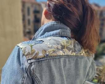 Light denim jacket for women customized with lace on the shoulders