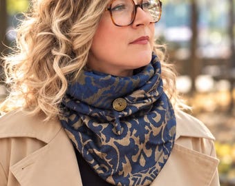 Triangular neck warmer in paisley print viscose – Upcycled button – Wool felt lining. Unisex autumn and winter outfit