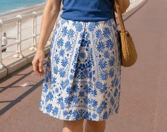 Jupe d'été femme imprimé bleu et blanc. Jupe bohème fluide et légère, taille élastiquée, motifs tropicaux mode. Fait en France sur mesure