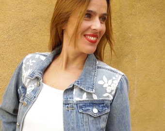 Veste blouson de mariée en jean denim et dentelle. Option personnalisation