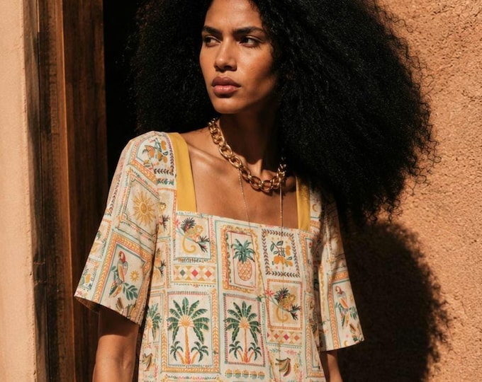 Short dress in tropical print cotton – Square neckline – Lightweight summer dress, A-line cut. Handmade in France, French Riviera