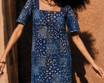 Short dress in blue bandana print cotton – 100% cotton summer dress – Square neckline – A-line cut – Boho style. Made in France