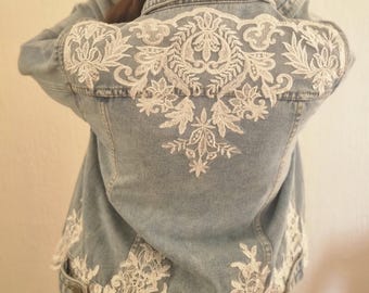 Veste blouson en jean pour mariée originale style rock, boheme, western, denim et dentelle. Option personnalisation manuscrite unique.France