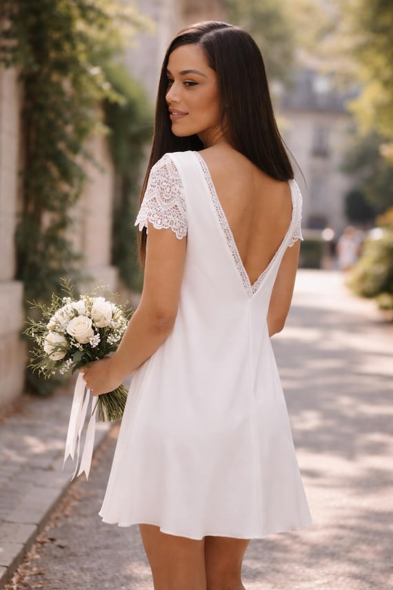 MARWA : Robe blanche courte pour Mariage Civil dos nu Dentelle - Robe trapèze A-line, Fabrication française sur mesure, tenue mariée mairie
