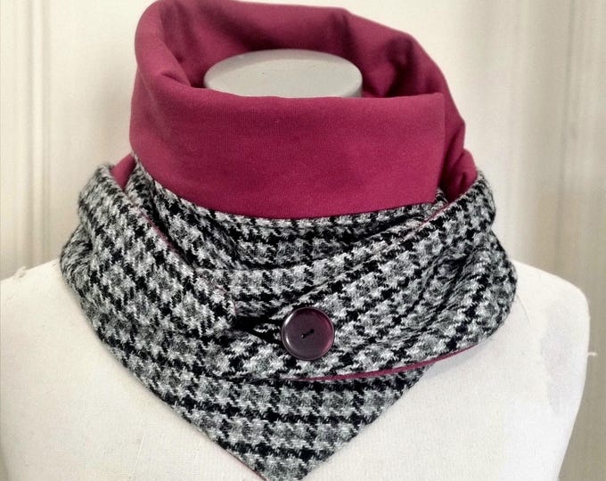 Women's scarf with button in Harris tweed wool and raspberry fleece cotton - triangular snood neck warmer - handmade gift idea for women