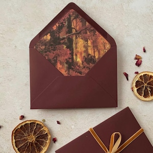 Sobres forrados con diseño de bosque otoñal para invitaciones de boda y tarjetas de "reserva la fecha". Elige el color del sobre. Tamaño C6, 5 x 7 pulgadas. Invitaciones de boda de otoño.
