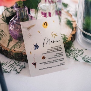 Cartes de menu de mariage fleurs sauvages | Menu personnalisé pour le dîner de mariage | L'été le jour de la papeterie de mariage | Décorations de table fleurs pressées