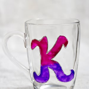 Caneca de chá personalizada com monograma, letra personalizada, nome de vidro, xícara de café, bebida quente, alfabeto, copo de vidro manchado, máquina de lavar louça, segura