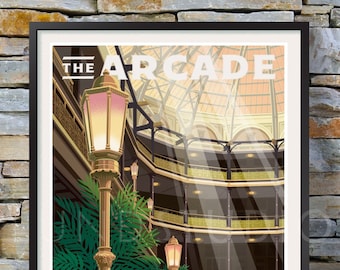 Pode incluir: Um pôster de estilo vintage com uma vista de The Arcade em Cleveland, Ohio. O pôster apresenta um poste de luz dourado com um globo de vidro, plantas verdes e uma vista do interior do edifício com um teto de cúpula de vidro. O texto no pôster diz "THE ARCADE HISTORIC DOWNTOWN CLEVELAND".