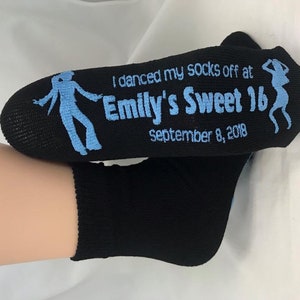 Puede incluir: Calcetines negros con texto azul que dice "I danced my socks off at Emily's Sweet 16 September 8, 2018". Los calcetines presentan una silueta de una persona bailando a cada lado.