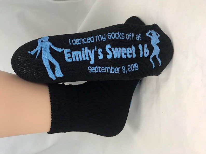 Puede incluir: Calcetines negros con texto azul que dice "I danced my socks off at Emily's Sweet 16 September 8, 2018". Los calcetines presentan una silueta de una persona bailando a cada lado.
