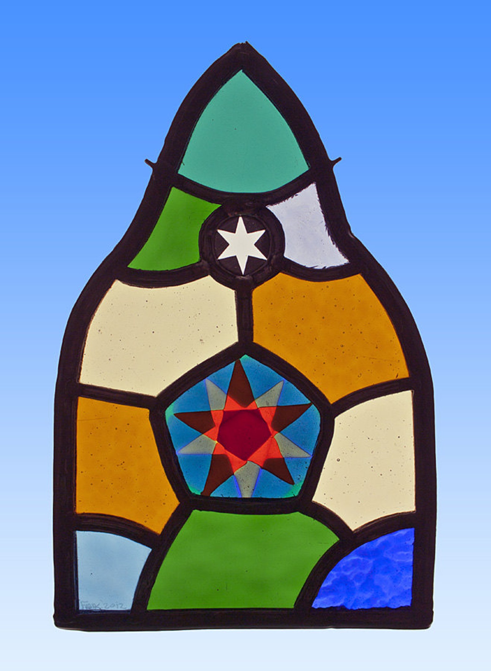 Het Paneel Van Het Gebrandschilderd Glas Met Jodenster En Menorah Stock