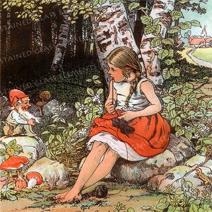 Könnte beinhalten: Ein junges Mädchen mit langen blonden Zöpfen sitzt auf einem Felsen in einem Wald und strickt einen schwarzen Schal. Ein kleiner Kobold mit roter Mütze und Bart sitzt auf einem Felsen in der Nähe und schaut das Mädchen an. Der Wald ist üppig und grün, mit hohen Bäumen und Pilzen.