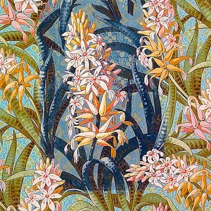 Könnte beinhalten: Ein Vintage-Blumendruck mit einem sich wiederholenden Muster aus rosa und gelben Blumen mit grünen Blättern auf blauem Hintergrund.