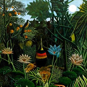 Può includere: Un dipinto che rappresenta una scena di giungla lussureggiante con una persona che suona un flauto giallo, due leoni e una luna bianca brillante nell'angolo in alto a destra. Il dipinto è realizzato in uno stile vibrante con colori verdi, blu, gialli e arancioni.