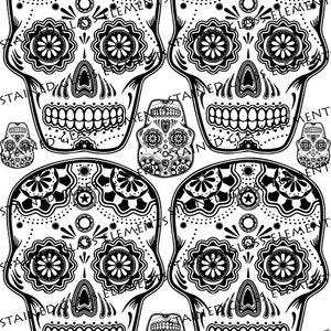 Può includere: Designo di teschio di zucchero bianco e nero con dettagli intricati. I teschi sono decorati con fiori, punti e motivi geometrici.
