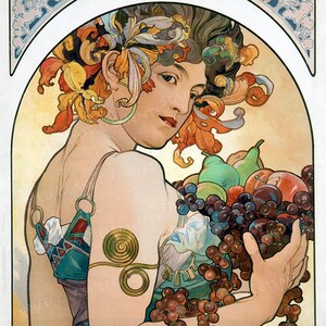 Op de afbeelding: Een vrouw met lang donker haar versierd met kleurrijke bloemen houdt een mand met fruit vast, waaronder druiven, peren en appels. De vrouw draagt een witte jurk met een decoratieve band en een gouden armband. De achtergrond is lichtgeel.