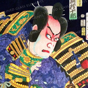 Op de afbeelding: Een close-up van een Japanse houtsnede die een samoerai-krijger in een blauwe en gouden gepatroneerde robe afbeeldt. De krijger heeft een woeste uitdrukking en houdt een zwaard vast. De print is ingelijst in een zwarte rand.
