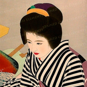 Könnte beinhalten: Eine Frau mit dunklen Haaren und einem schwarz-weiß gestreiften Kimono. Sie trägt einen lila und goldenen Haarschmuck mit einem grünen Juwel. Die Frau schaut nach unten und ihr Ausdruck ist ernst.
