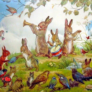 Puede incluir: Una ilustración caprichosa representa una escena del bosque con conejos tocando instrumentos musicales. Los conejos tocan la trompeta, el tambor y el triángulo. Ardillas, pájaros y otros animales también están presentes en esta obra de arte colorida y de estilo vintage.