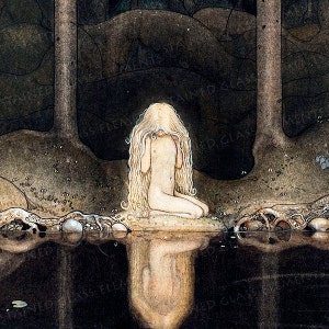 Pode incluir: Uma pintura de uma jovem com cabelo longo e loiro, ajoelhada perto de um corpo de água escuro. Ela está cobrindo o rosto com o cabelo, e seu reflexo é visível na água.