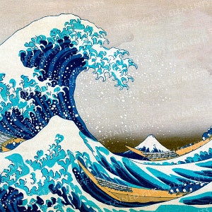 Puede incluir: Una impresión de "La gran ola de Kanagawa" de Hokusai. La obra representa una gran ola oceánica con crestas blancas y agua azul, con el monte Fuji al fondo. Se ven pequeños botes en la hondonada de la ola.