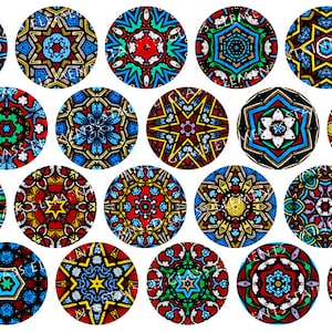 Op de afbeelding: Set van 16 ronde, kleurrijke, decoratieve stickers met ingewikkelde geometrische patronen. De stickers zijn in verschillende kleuren, waaronder rood, blauw, groen, geel en zwart. De patronen zijn symmetrisch en hebben een glas-in-lood-look.
