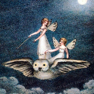 以下が含まれることがあります： 白いドレスと羽根をつけた2人の妖精が、大きな黄色い目をした白いフクロウの背中に乗って飛んでいます。フクロウは白い雲のある濃い青色の空を飛んでいます。