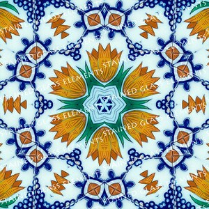 Puede incluir: Un patrón simétrico de azulejos azules, blancos, naranjas y verdes con un diseño floral. Los azulejos están dispuestos en un patrón repetitivo para crear un efecto caleidoscopio.