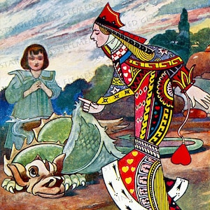 Può includere: Un'illustrazione colorata della Regina di Cuori di Alice nel Paese delle Meraviglie, che indica con la mano destra. Indossa un vestito rosso e bianco con una corona e un cuore rosso sul petto. È in piedi accanto a un drago verde con testa e ali marroni. Una ragazza in un vestito blu è in piedi dietro il drago, guardando la Regina.