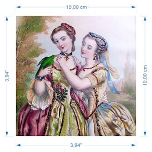 Puede incluir: Dos mujeres con vestidos elaborados se encuentran juntas en un jardín. Una de ellas sostiene un loro verde en su brazo. Las mujeres llevan joyas coloridas y tienen el pelo recogido en elaborados peinados. El fondo es un paisaje borroso con árboles y flores.