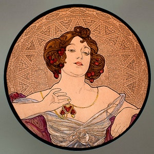 Könnte beinhalten: Eine Frau mit braunen Haaren und einer roten Juwelenkette ist in einem Glasmalereistil dargestellt. Der Hintergrund ist ein kreisförmiges Muster aus Braun und Gold.