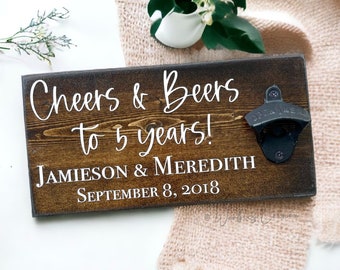 Może przedstawiać: Drewniany znak z otwieraczem do butelek. Znak zawiera napis "Cheers & Beers to 5 years! JAMIESON & MEREDITH SEPTEMBER 8, 2018".