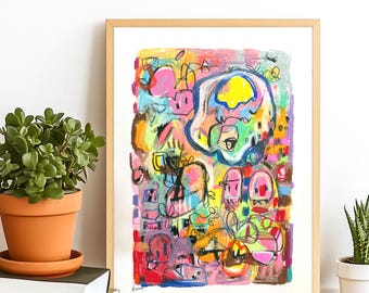 Peut inclure: Impression d'art abstrait dans un cadre en bois naturel. L'œuvre présente un mélange vibrant de couleurs, dont le rose, le jaune, le bleu et le vert, avec diverses formes et figures. Une plante en pot et des livres sont visibles au premier plan.