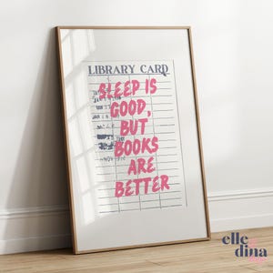 Carte de bibliothèque imprimée pour amoureux des livres « Il fait bon dormir, mais c'est mieux dans les livres » | Cadeau d'art mural pour coin lecture ou bureau, décoration livresque, A4, cadeau lecteur