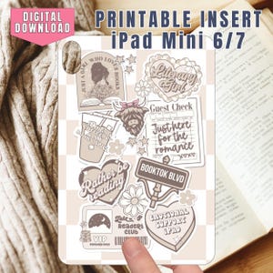 Puede incluir: Insert imprimible para iPad Mini 6/7 con un collage de pegatinas con temática de libros. Las pegatinas incluyen frases como "Literary Girl", "Rather be reading" y "Booktok Blvd". El diseño es en tonos beige y marrón.