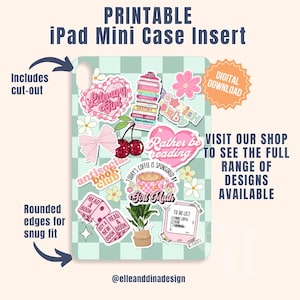 Peut inclure: Insert pour étui iPad Mini imprimable avec un fond à carreaux verts et divers autocollants. Les autocollants incluent un cœur rose avec "Rather be reading", une tasse à café et une pile de livres. Le texte "PRINTABLE iPad Mini Case Insert" est en haut.