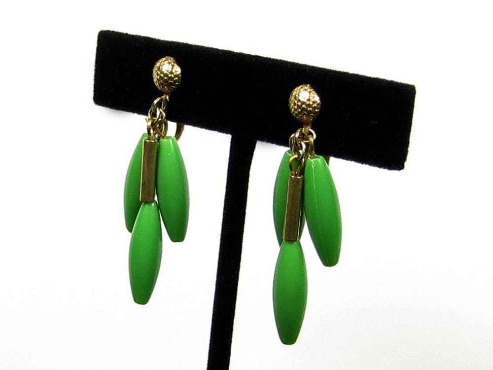 Green Faux Jade Lucite Molded Flower Gold Tone Mid Century Clip Earrings