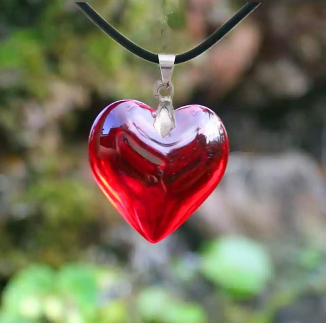 Louis Vuitton Large Heart Necklace – GLASS